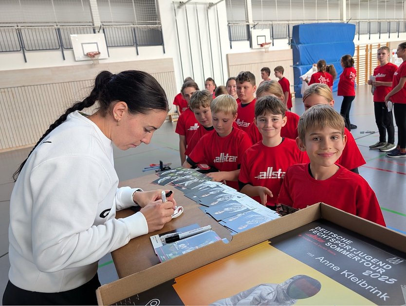 Geduldiges Warten auf Autogramme (Foto: Susanne Nikoleizig)