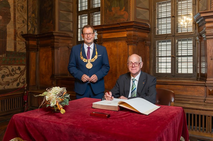 Dr. Norbert Lammert trug sich in der Gro&szlig;en Ratsstube des Historischen M&uuml;hlh&auml;user Rathauses im Beisein von Oberb&uuml;rgermeister Dr. Johannes Bruns ins Goldene Buch der Stadt ein. (Foto: Christian Habel)