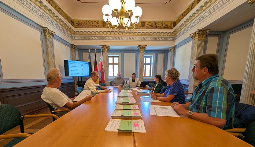 Gemeinsam k&uuml;rten die Stadtr&auml;te, Mitarbeiter der Stadtverwaltung und B&uuml;rgermeister Steffen Grimm die Gewinner des B&uuml;rgerbudgets (Foto: Janine Skara)
