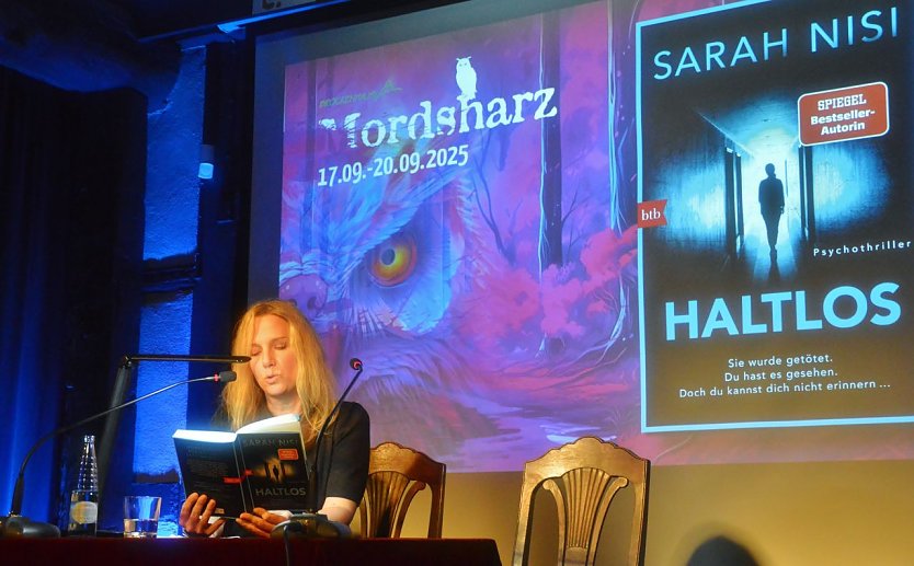 Sarah Nisi las aus "Haltlos" (Foto: Christian Dolle)