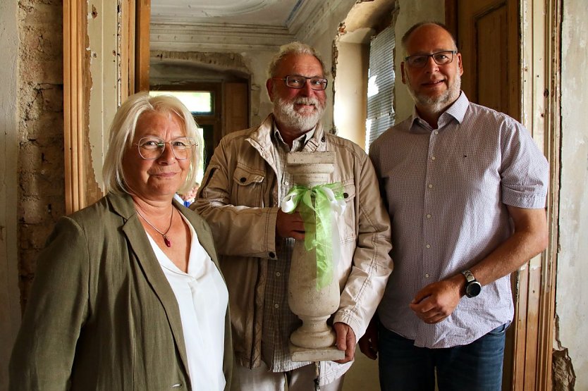 Viele Menschen haben sich um den Park verdient gemacht, darunter auch Dr. Folke Dietzsch, der f&uuml;r sein Engagement von Hannelore Haase, der Vorsitzenden des F&ouml;rdervereins und Tom Landsiedel, dem Vorsitzenden der B&uuml;rgerstiftung mit der Ehrenmitgliedschaft und einem schweren Andenken ausgzeichnet wurde (Foto: F&ouml;rderverein Park Hohenrode)