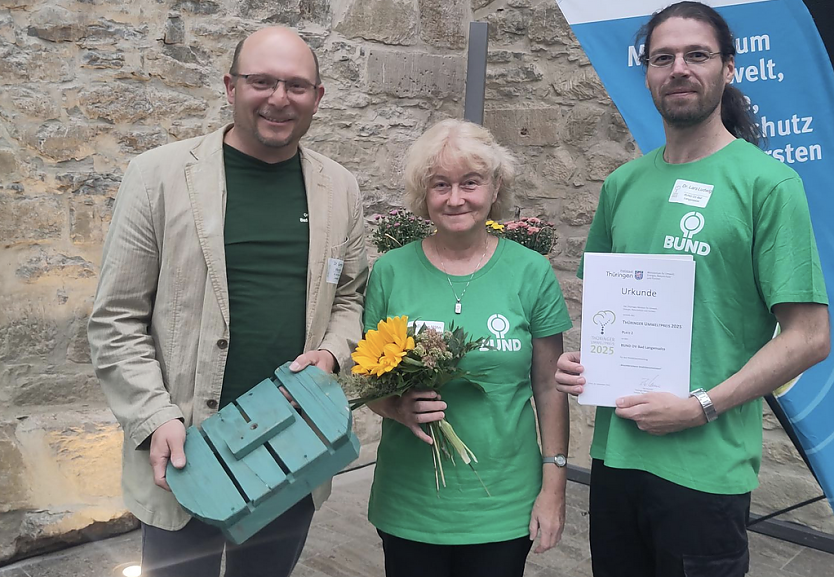 Dr. Gunther Wurschi, Evelyne H&ouml;hn und Dr. Lars Ludwig vom BUND-Ortsverband Bad Langensalza nehmen in Erfurt den Th&uuml;ringer Umweltpreis f&uuml;r den zweiten Platz entgegen. (Foto: BUND Th&uuml;ringen    )