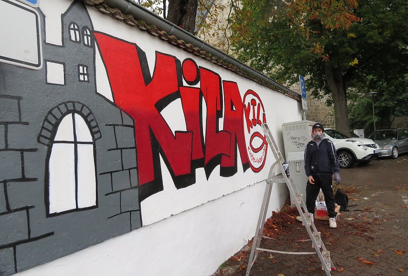 Bild: Tilmann malt diE Mauer an