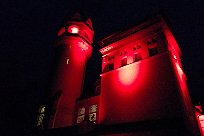 Nordhausen posierte mit einem roten Kunsthaus (Foto: HG Backhaus)
