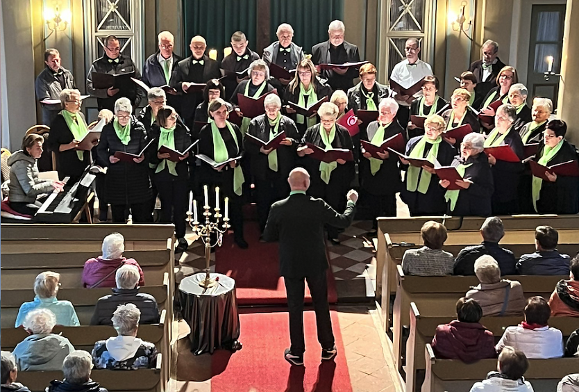 Der Chor Rhythmus 22 beim Auftritt in Urbach (Foto: Markus Volkmann)
