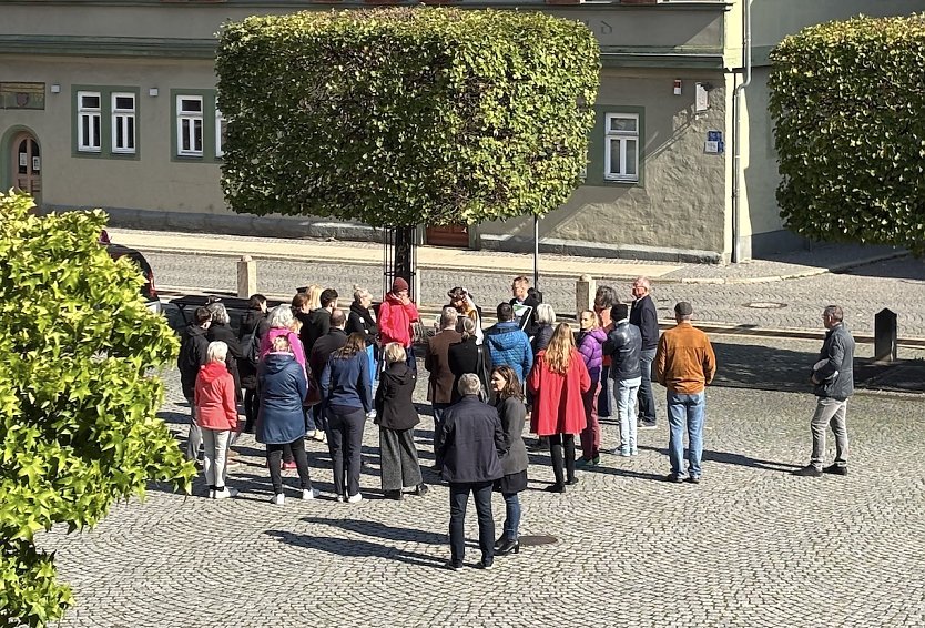 Teilnehmer der Transferveranstaltung in Bad Langensalza bei der Stadtf&uuml;hrung auf dem T&ouml;pfermarkt (Foto: oas)