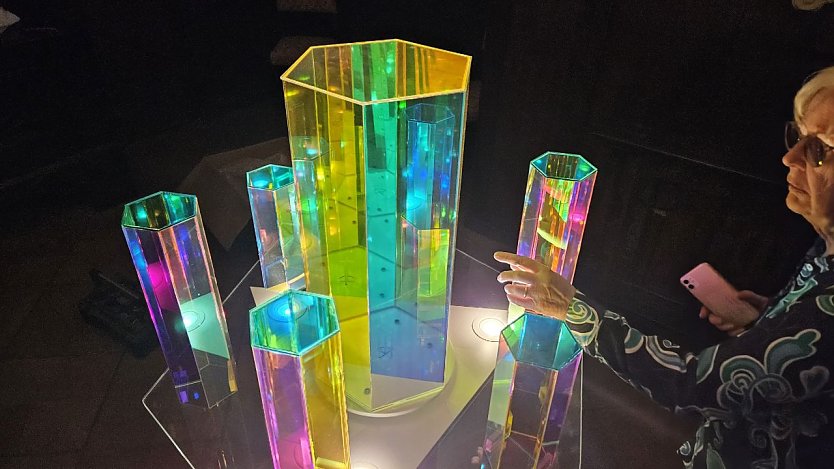 Lichts&auml;ule Oktagon im� Schlossmuseum Sondershausen - im Bild Annette Tumbrink, die Ehefrau des K&uuml;nstlers, bei der Installation des Kunstwerkes vor der Ausstellungser&ouml;ffnung (Foto: Regina Englert/Kirchenkreis S&uuml;dharz)