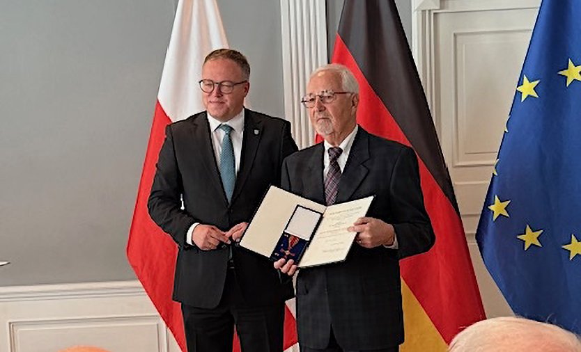 Ministerpr&auml;sident Mario Voigt zeichnet Dr. Dieter Kornmann mit dem Verdienstorden aus (Foto: Wilfried Rossmel)