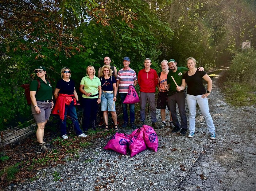 Gemeinsame Aktion f&uuml;r einen sauberen Wald (Foto: Uwe Lumm)