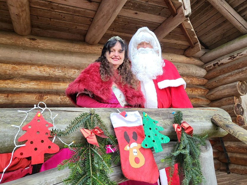 Weihnachtsmann und Blutbuchenk&ouml;nigin  (Foto: Uwe Lumm)