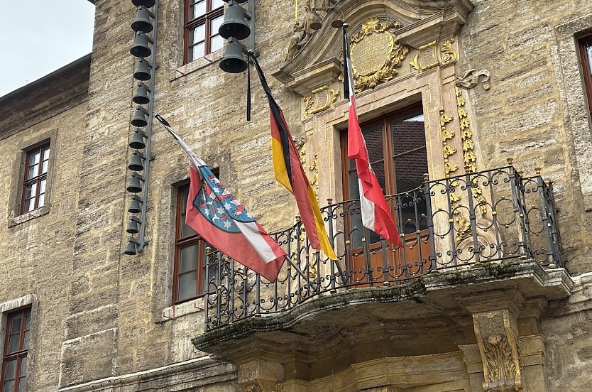 Heute Trauerbeflaggung an Th&uuml;ringer Rath&auml;usern wie hier in Bad Langensalza (Foto: oas)
