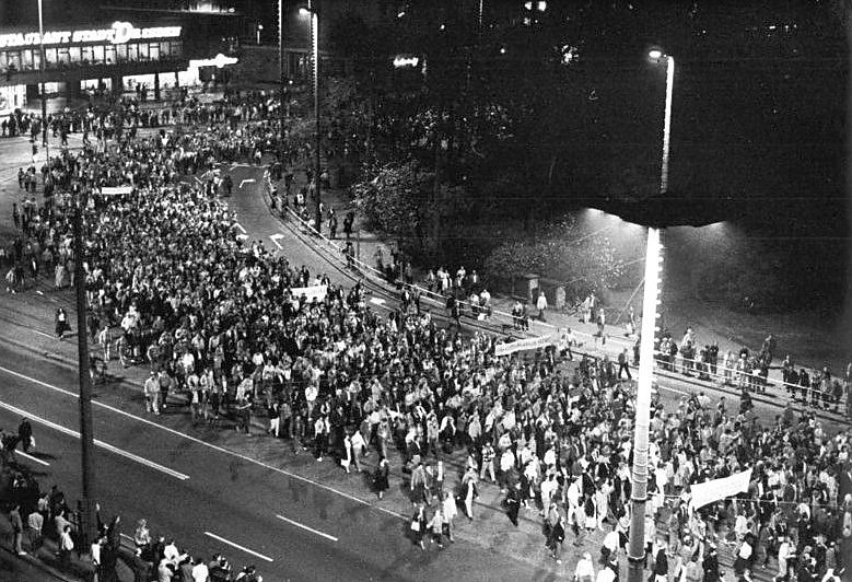 Zehntausende in Leipzig (Foto: Bundesarchiv, Friedrich Gahlbeck / CC-BY-SA 3.0)