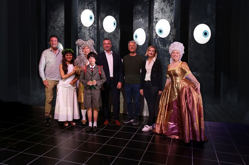 v.l.: Benjamin Prins, Rina Hirayama, Kyounghan Seo, Miguel Schneider, Jan Oberb&uuml;chler (Vorstandsmitglied der Kreissparkasse), Daniel Klajner (Intendant TN LOS!), Sandra Hoyer (Gruppenleiterin Vorstandsstab), Jana Marković (Foto: Renate Liedtke)