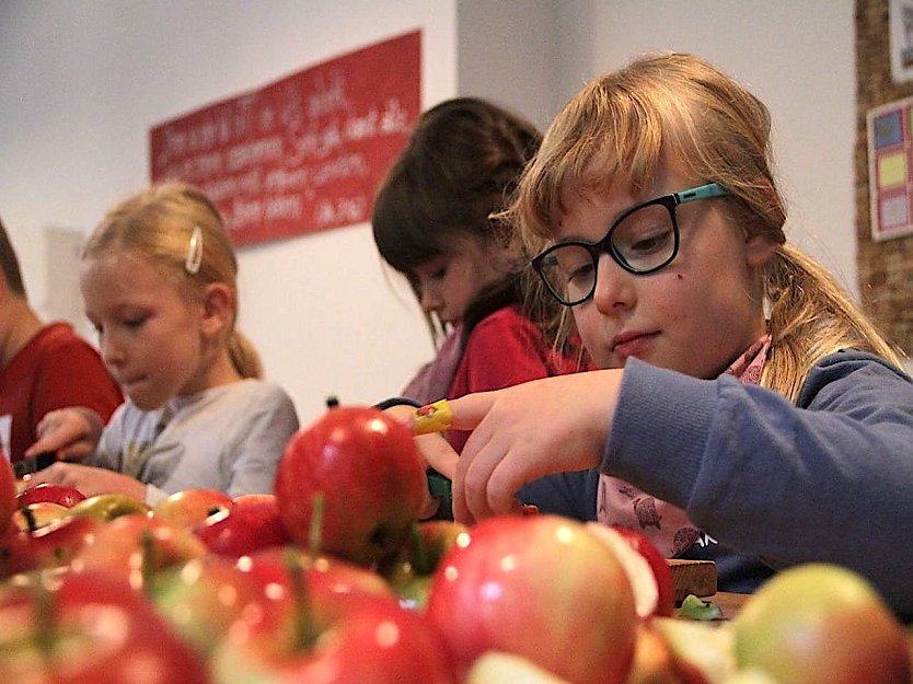 &Auml;pfel werden im KILA eingemust (Foto: F.Tuschy)