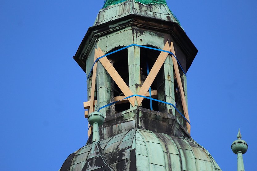 Bild: Gesicherter Turm der Marktkirche in Bad Langensalza vor dem Beginn der Sanierungsma&szlig;nahmen
