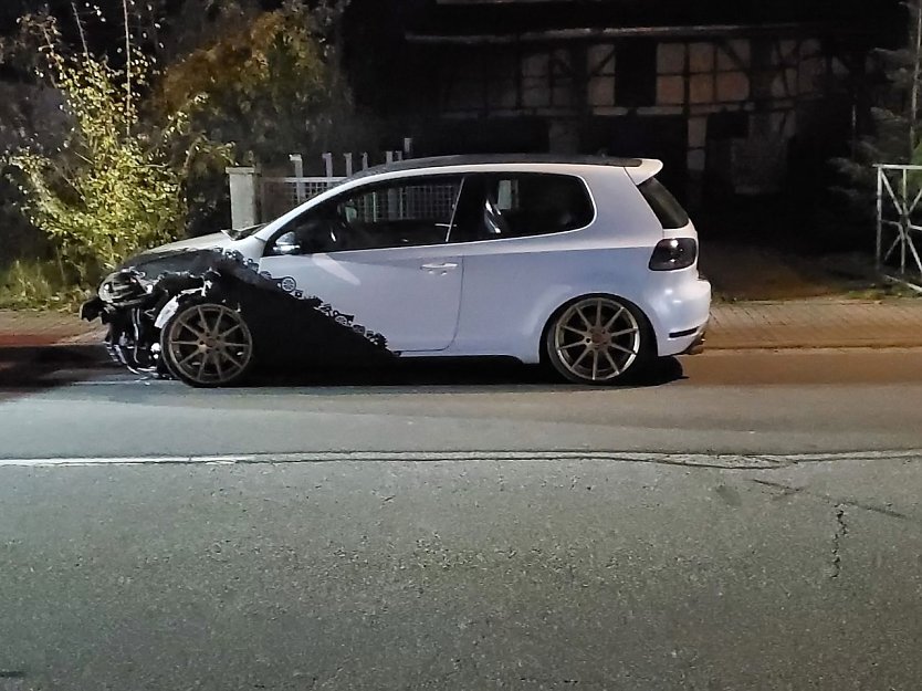 Unfallfahrzeug in Greu&szlig;en (Foto: S. Dietzel)