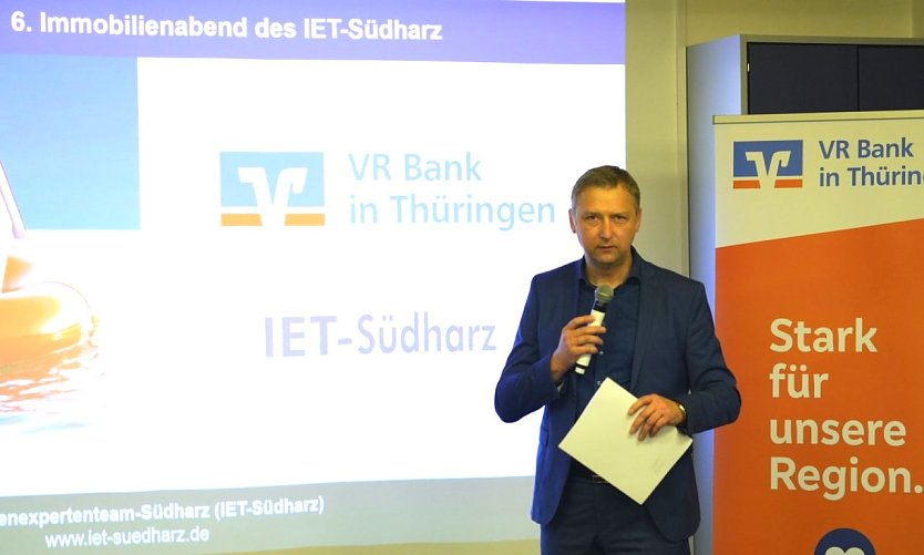 Rechtsanwalt Marko Siebold stellte das Immobilienexpertenteam-S&uuml;dharz (IET-S&uuml;dharz) vor und f&uuml;hrte die G&auml;ste durch die Veranstaltung. (Foto: IET)