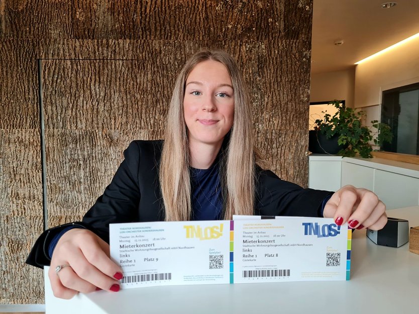 SWG- Auszubildende Luisa Hoyer zeigt die Mieterkonzertkarten. Die Tickets k&ouml;nnen am 11. und 12. November im Frontoffice der SWG abgeholt werden � auch wenn beides keine offiziellen &Ouml;ffnungstage sind. (Foto: SWG Nordhausen/S. Schedwill)
