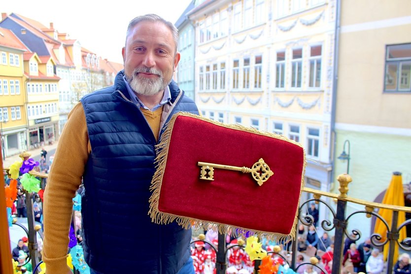 B&uuml;rgermeister Matthias Reinz gab den Rathausschl&uuml;ssel an die Kinder ab (Foto: Eva Maria Wiegand)