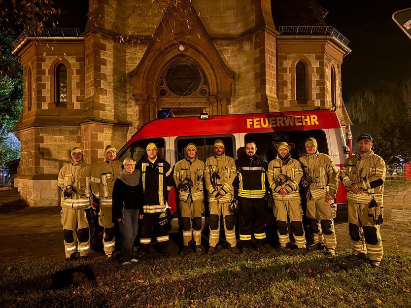 Kameraden der Freiwilligen Feuerwehr Stockhausen mit ihren Einsatzfahrzeugen beim Martinifest der Kita Arche Noah in Stockhausen (Foto: Grit Szemendera)