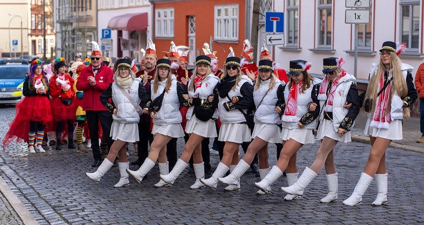 Aufmarsch der Karnevalisten vor dem Bleicher&ouml;der Rathaus (Foto: Sven Tetzel)