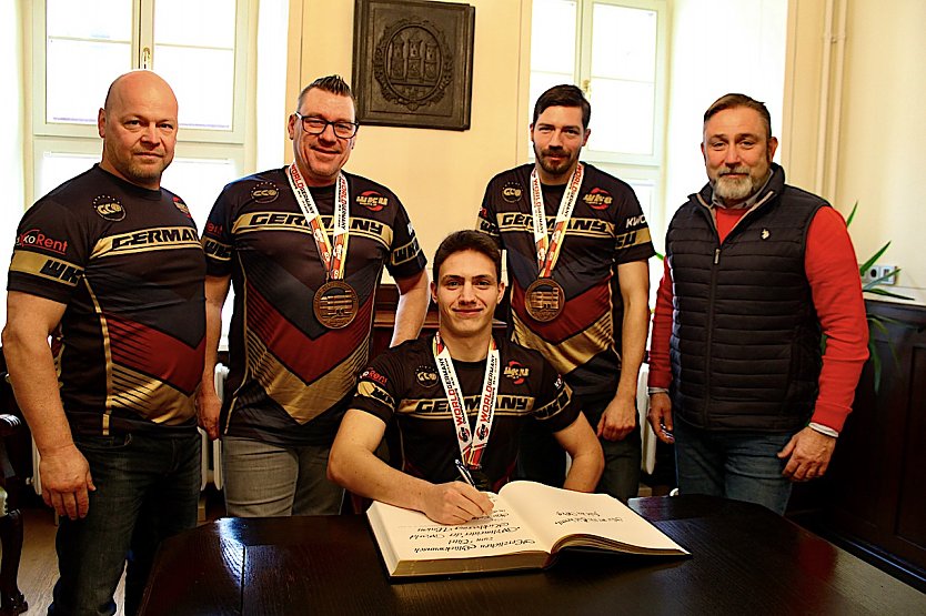 Tom Ochmann, Kristian B&ouml;ttger, Weltmeister Neo Legde, Nico Leifeld und B&uuml;rgermeister Matthias Reinz heute Vormittag beim Eintrag ins Goldenen Buch der Stadt (Foto: Eva Maria Wiegand)