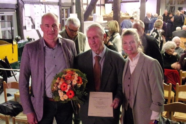 Landrat und B&uuml;rgermeisterin gratulieren Hans-J&uuml;rgen Gr&ouml;nke (Foto: Backhaus)