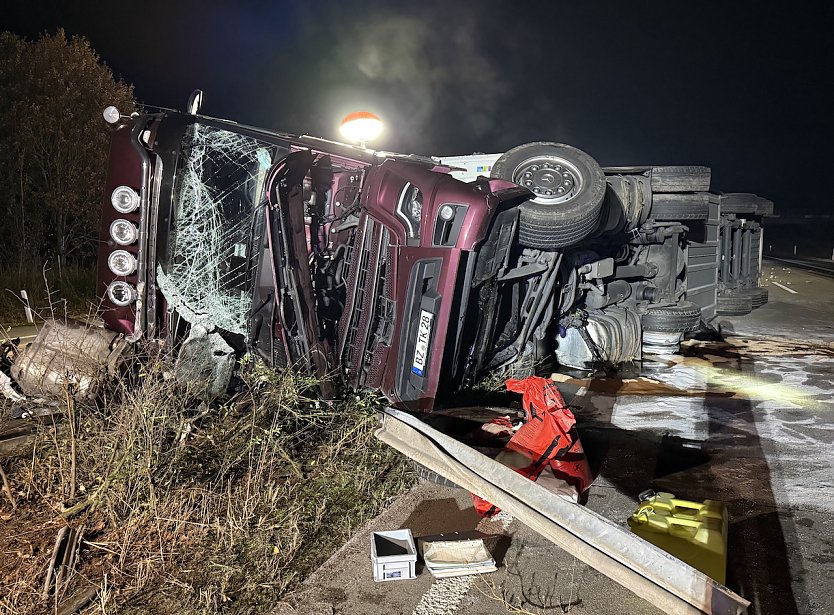 Umgekippter Laster gestern Abend auf der A 38 (Foto: Silvio Dietzel)