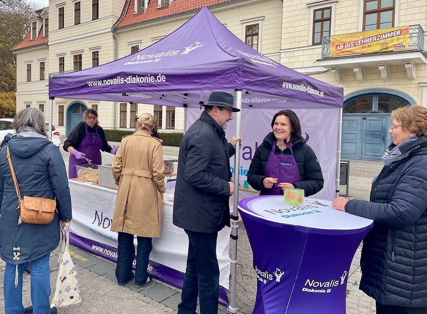Heute einmal essen � macht zweimal satt. Landr&auml;tin Antje Hochwind-Schneider (Mitte am Tisch); li. Joachim Kreyer (ehemaliger B&uuml;rgermeister von Sondershausen); re. Frau Kreyer  (Foto: Karina Krausholz)