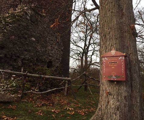 Der Weihnachtswunschzettelbriefkasten vor der Ebersburg (Foto: H.M&uuml;ller)