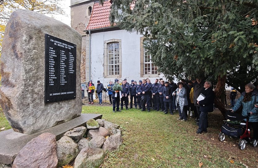 Auf beiden Seiten des Findlings sind nun die Namen beider Weltkriegstoten eingetragen (Foto: nnz)