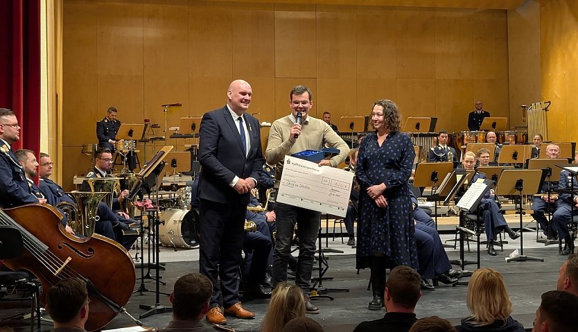 Christian Schr&ouml;ter (Mitte)war sichtlich ger&uuml;hrt freute sich &uuml;ber den Ehrenamtspreis, der ihm von B&uuml;rgermeister Steffen Grimm (li.) und Claudia Langhammer (re.) &uuml;berreicht wurde.   (Foto: Janine Skara)