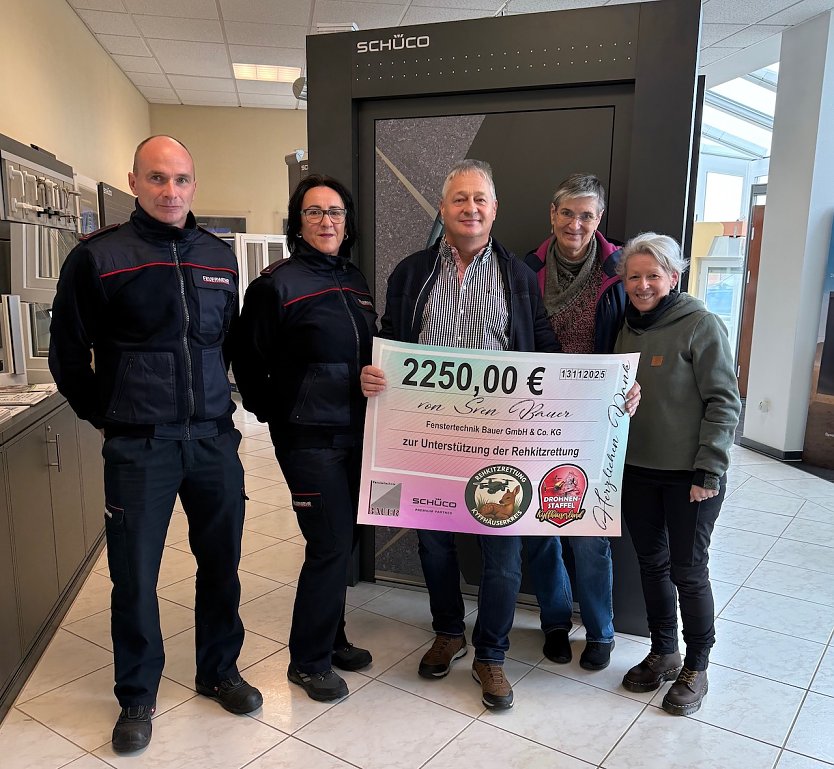 Sven Bauer &uuml;bergibt gespendetes Geld an die Rehkitzrettung Oberspier (Foto: Anika T&ouml;lle)