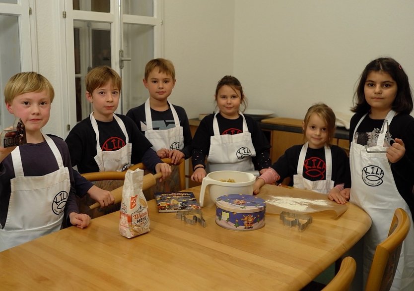 Flei&szlig;ige Weihnachtsb&auml;cker fabrizieren Pl&auml;tzchen (Foto: f.Tuschy)