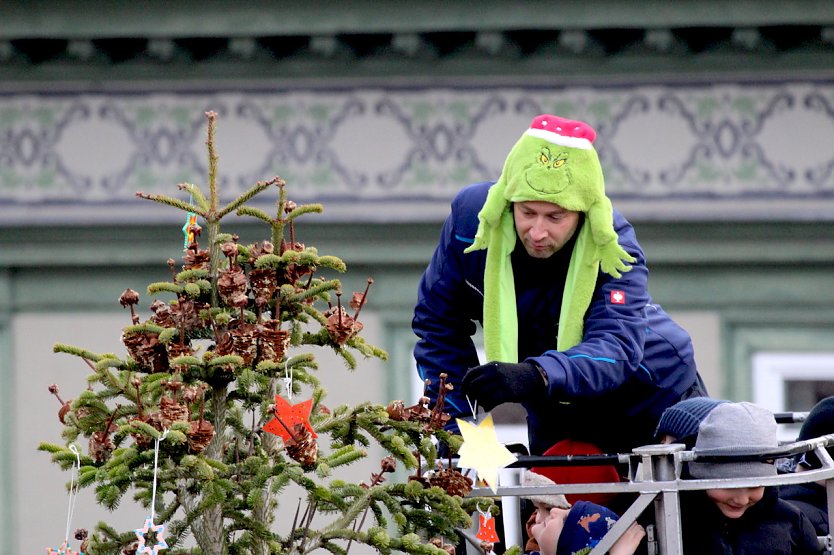 Weihnachtsbaumschm&uuml;cken auf dem T&ouml;pfermarkt in Bad Langensalza mit Drehleiter und Stadtbrandmeister Steven Dierbach (Foto: Eva Maria Wiegand)