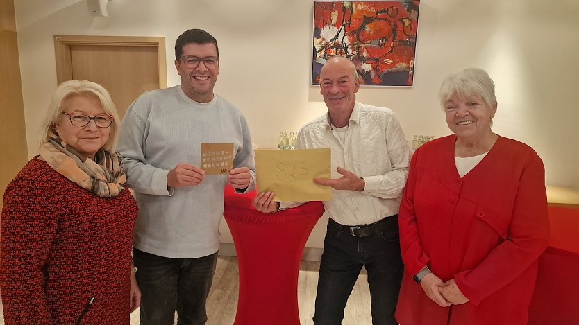 Patrick B&ouml;rsch spendet seit einigen Jahren die Erl&ouml;se aus; v.l.: Hannelore Haase, Patrick B&ouml;rsch, Joachim Claus und Loni Gr&uuml;nwald dem Verkauf seiner Weihnachts-CD, die restlichen Spenden stammen aus den Mitgliedsbeitr&auml;gen des Sozialfonds (Foto: agl)