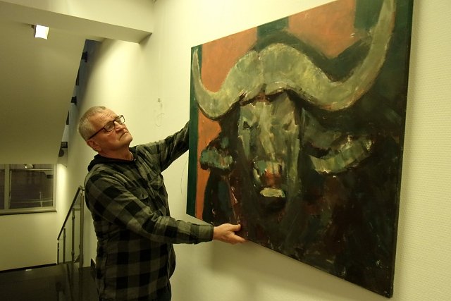 Peter Gen&szlig;ler bei der Vorbereitung seiner Ausstellung in der Kreissparkasse (Foto: Hans Georg Backhaus)