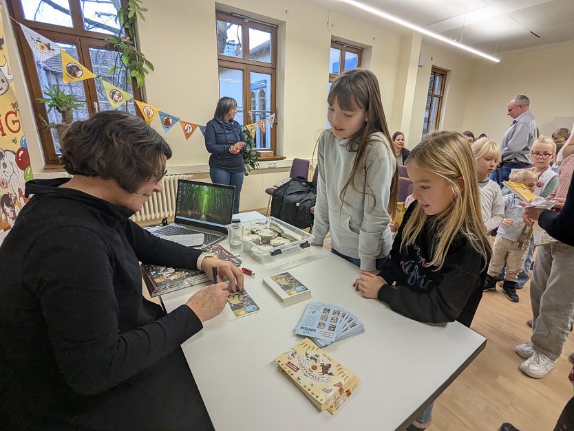      Junge Lese-Fans freuten sich nach der Buchlesung &uuml;ber Autogramme und Gespr&auml;che mit Suza Kolb.     (Foto: Janine Skara)