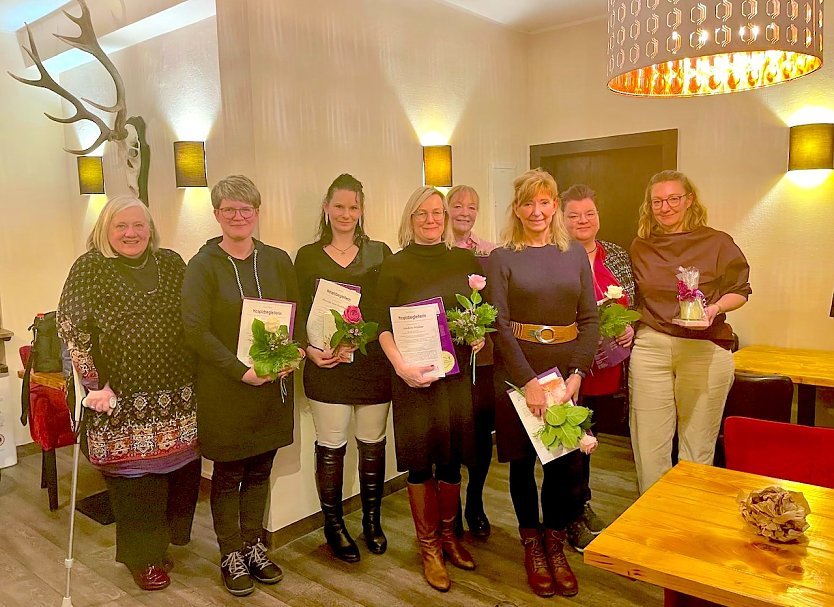 Bild: v.l.: Susanne List, Peggy Rumpf, Mandy van Humbeeck, Sandra M&uuml;ller, Christine Roczek, Gabriele Jagelle, Stefanie Hecker, Nicole Rosenau)