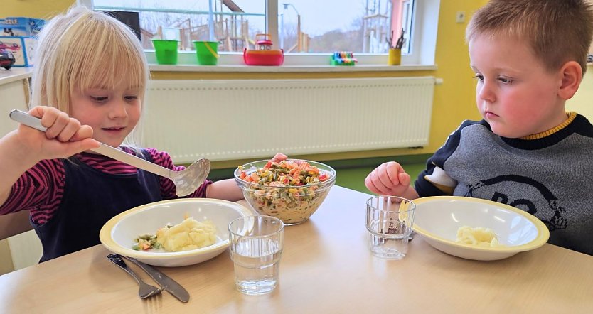 Bild: Salat gab's f&uuml;r Lisa mit dem extra gro&szlig;en L&ouml;ffel