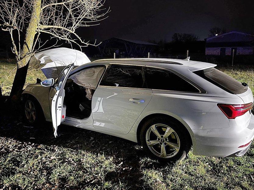 Pkw kollidierte bei Ebeleben mit einem Baum (Foto: Feuerwehr Ebeleben/Silvio Dietzel)