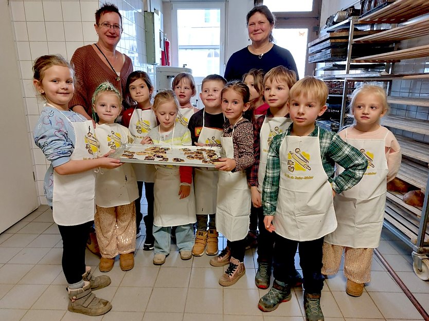 Kita Arche Noah in der "Weihnachtsbäckerei" - Bäckerei Hartman (Foto: Grit Szemendera) Kita Arche Noah in der "Weihnachtsbäckerei" - Bäckerei Hartman (Foto: Grit Szemendera)