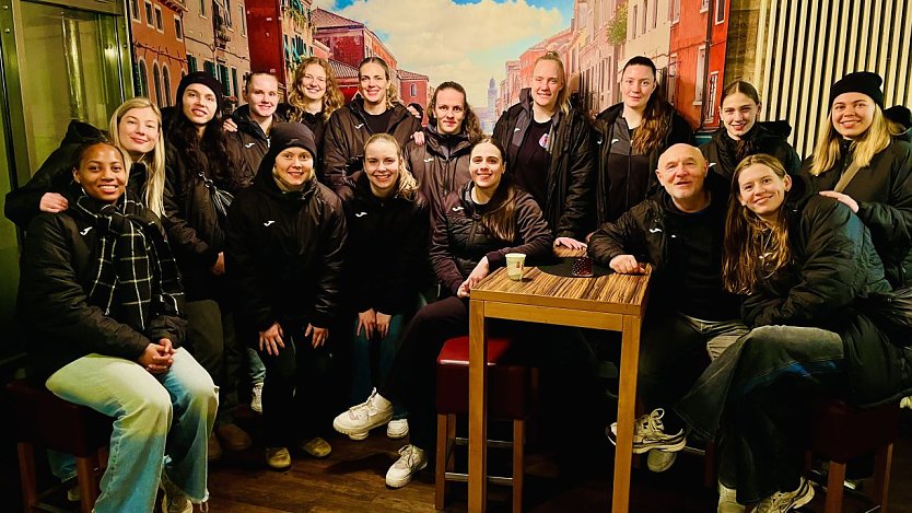 Sie THC-Damen mit ihrem Coach w&auml;hrend der Autogrammstunde im Pavillon der Villa Italia (Foto: Eva Maria Wiegand)