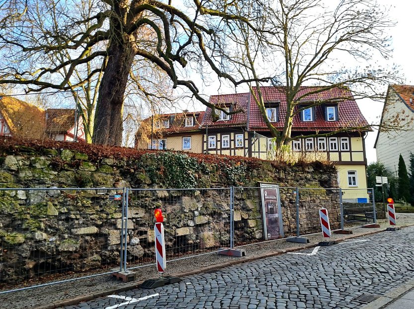 Ein Teil der St&uuml;tzmauer am Spendekirchhof ist bereits aus Sicherheitsgr&uuml;nden gesperrt.  (Foto: SWG Nordhausen/ S.Schedwill)