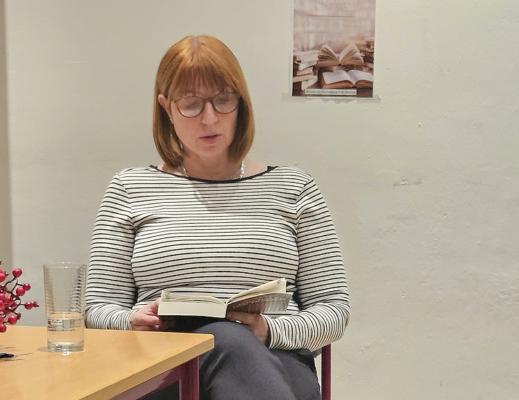 Tina H&ouml;rchner in der Sondersh&auml;user Stadtbibliothek (Foto: Uwe Lumm)