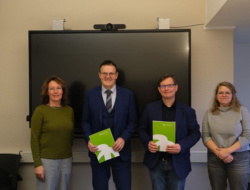 v.l.: Prof. Dr. Cordula Borbe (Antisemitismusbeauftragte, Professorin, Vizepr&auml;sidentin f&uuml;r Studium und Lehre), Prof. Dr. J&ouml;rg Wagner (Pr&auml;sident der Hochschule Nordhausen), Andreas Froese (Leiter der KZ-Gedenkst&auml;tte Mittelbau-Dora) und Anne Otto (wissenschaftliche Volont&auml;rin und dort zust&auml;ndige f&uuml;r die Presse- und &Ouml;ffentlichkeitsarbeit). (Foto: Tim R&uuml;ckschlo&szlig;)