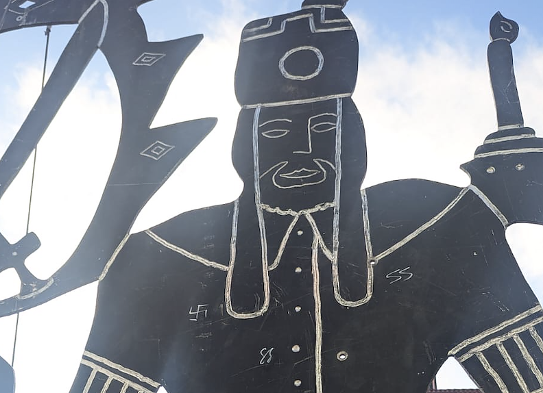 Beschmierter Schwippbogen auf dem Weihnachtsmarkt (Foto: Stadt Nordhausen)