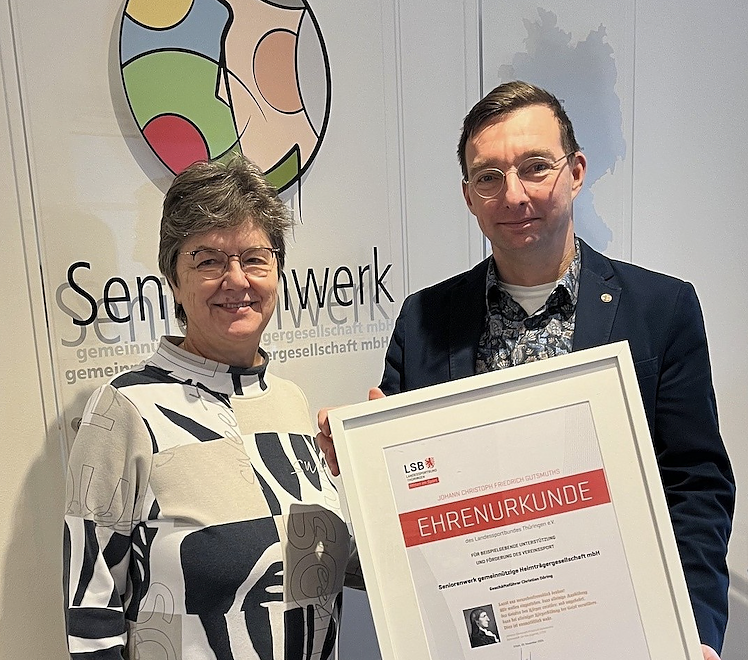 Katrin Berndt und Christian D&ouml;ring, Gesch&auml;ftsf&uuml;hrer Seniorenwerk: Stellvertretend f&uuml;r den Schwimmverein w&uuml;rdigte Katrin Berndt bei der &Uuml;bergabe der Ehrenurkunde das Engagement      (Foto: Seniorenwerk)