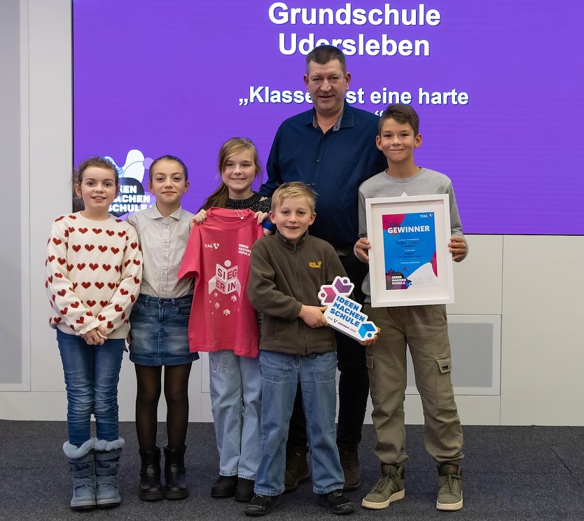 Sch&uuml;lerinnen und Sch&uuml;ler der Grundschule Udersleben freuen sich mit ihrem Lehrer (Foto: TEAK-Simon Paul)