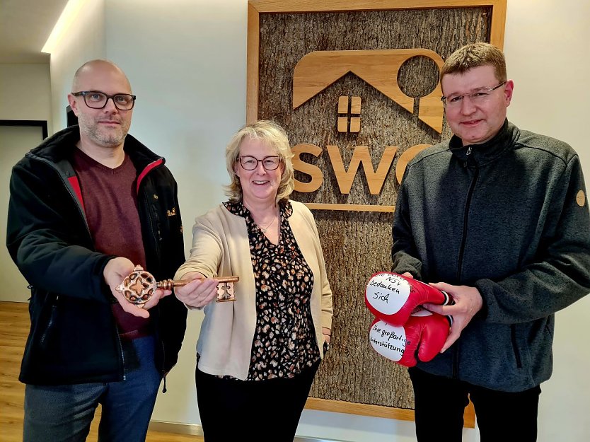 Jugendsozialwerk-Vorstand Holger Richter erh&auml;lt von SWG-Chefin Inge Klaan den symbolischen Schl&uuml;ssel f&uuml;r die Turnhalle in Nord. Die Halle geh&ouml;rt der SWG, ist aber an den NSV vermietet, die Boxabteilung ist Hauptnutzer. Mit NSV- Vereinsvorsitzendem Philip Heiser (rechts) konnte jetzt ein Untermietvertrag mit dem Studio 44 vereinbart werden, so dass der Zirkus Zappelini ab Jahresbeginn mit in der Halle trainieren kann.  (Foto: SWG Nordhausen/S.Schedwill)